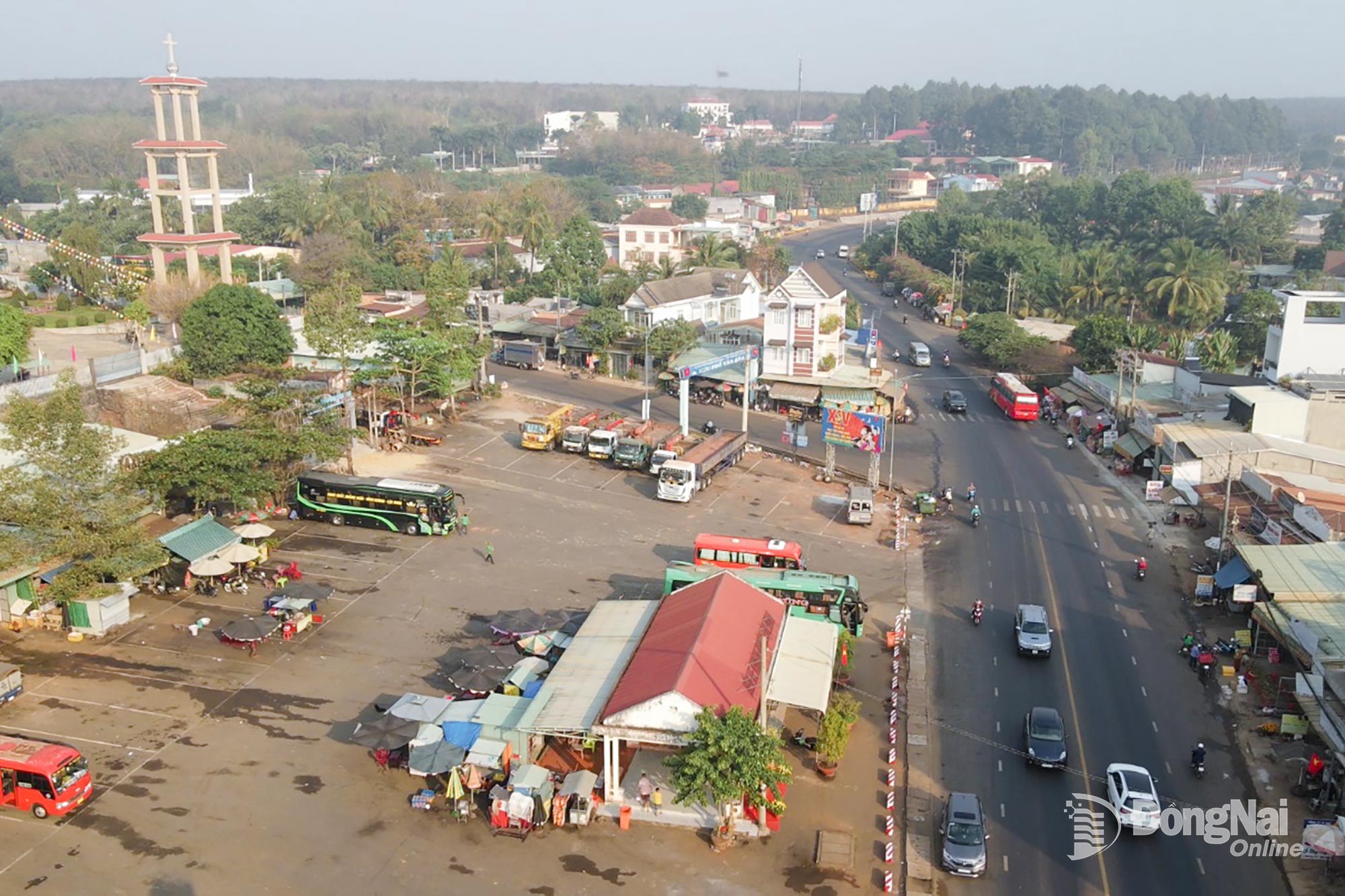 Quốc lộ 13 từ Thành phố Hồ Chí Minh đi Cửa khẩu quốc tế Hoa Lư qua địa bàn Lộc Ninh  tạo lợi thế lớn để địa phương phát triển dịch vụ kinh doanh vận tải.