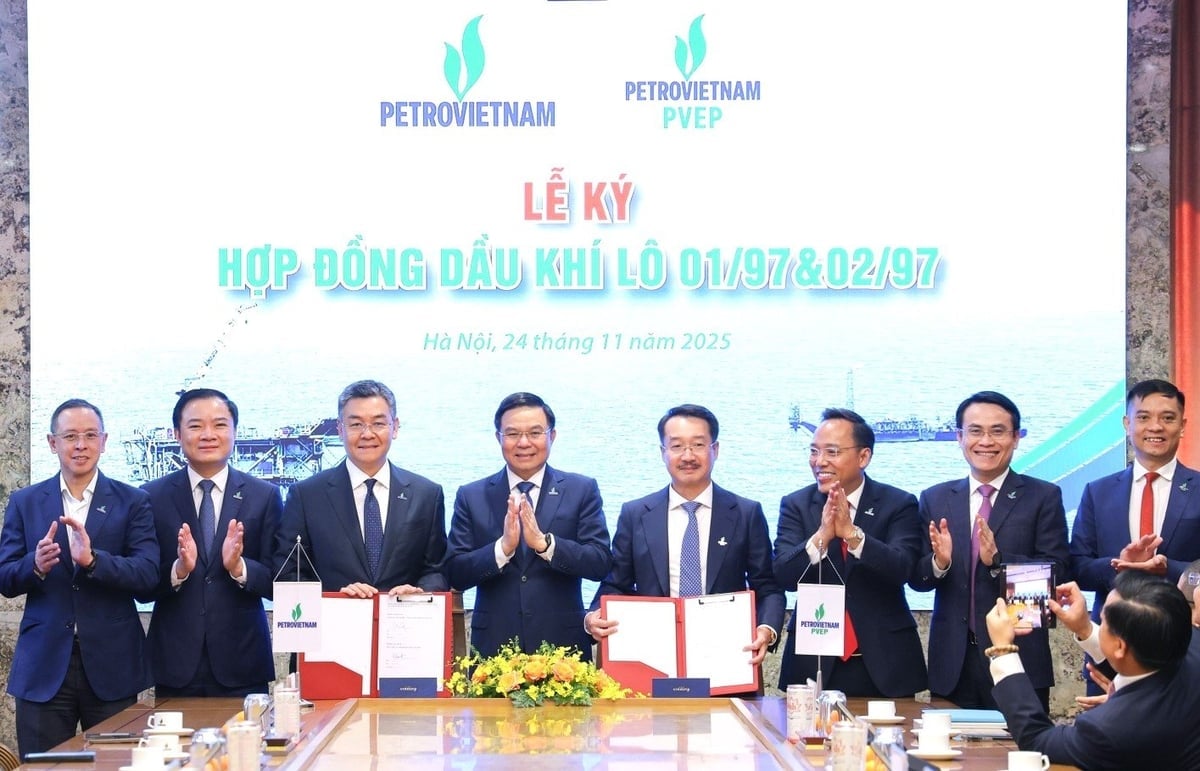 Phó Tổng Giám đốc Petrovietnam Lê Mạnh Cường và Tổng Giám đốc PVEP Nguyễn Thiện Bảo ký kết hợp đồng chia sản phẩm Lô 01/97&02/97. Ảnh: PVEP.