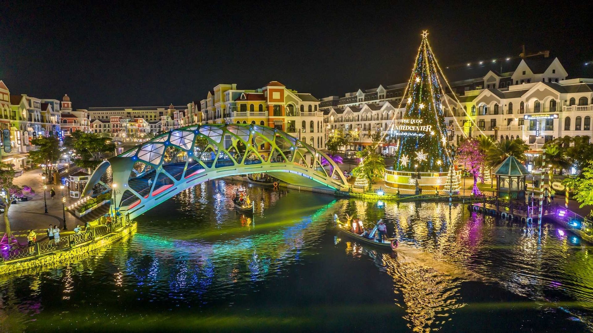 Grand World Phu Quoc fonkelt 's avonds met allerlei leuke activiteiten.