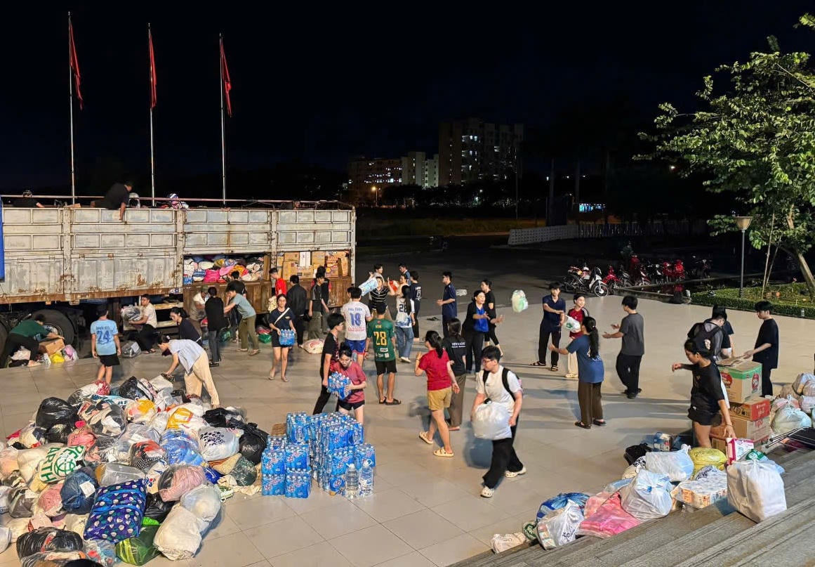 À Hô Chi Minh-Ville, des habitants envoient des marchandises aux personnes touchées par les inondations dans la région centrale. Photo : D.X.