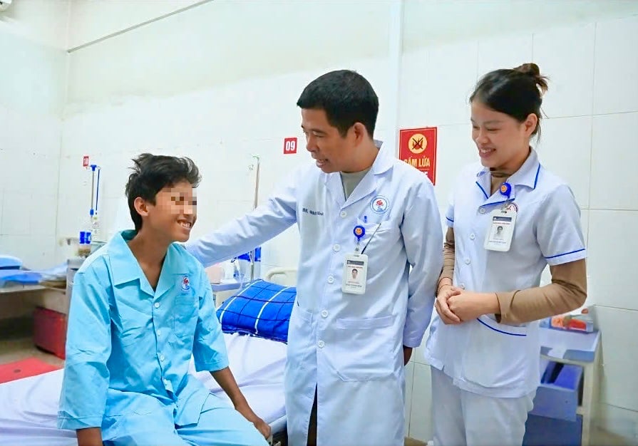 Giành lại sự sống cho nam sinh gặp tai nạn nguy kịch trên đường đi học về- Ảnh 1.