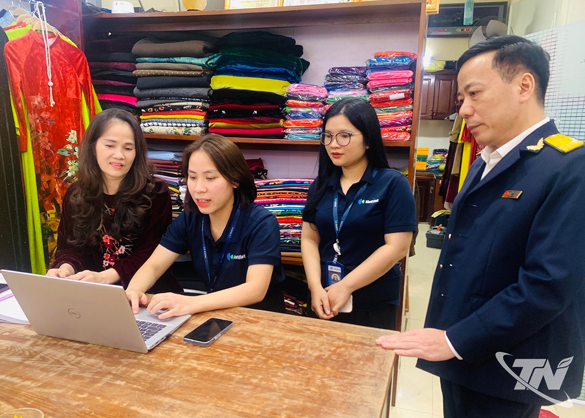 बेस 1 के कर अधिकारियों और सॉफ्टवेयर आपूर्तिकर्ता ने सुश्री गुयेन आन्ह थुय के परिधान व्यवसाय (फान दीन्ह फुंग वार्ड में) को कंप्यूटर पर कर घोषणा सॉफ्टवेयर स्थापित करने और उपयोग करने के लिए निर्देशित किया।