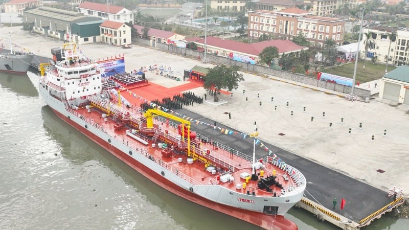 טקס הנפת דגל מכלית הנפט במשקל 3,000 טון עם מספר רישום 51-11-80 בנמל הצבאי של חטיבה 649, מחלקת כלי רכב מנועים ותחבורה, מחלקת הלוגיסטיקה וההנדסה הכללית.