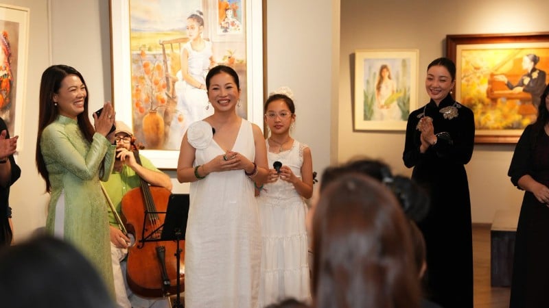 Maleren Nguyen Thu Ha (andre fra venstre) på utstillingen.