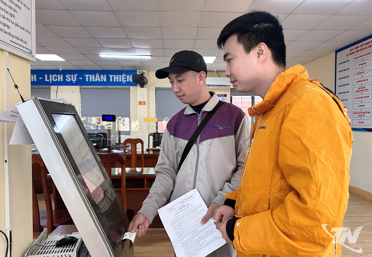 Người lao động lấy số tự động để giao dịch  
tại Trung tâm Dịch vụ việc làm tỉnh.