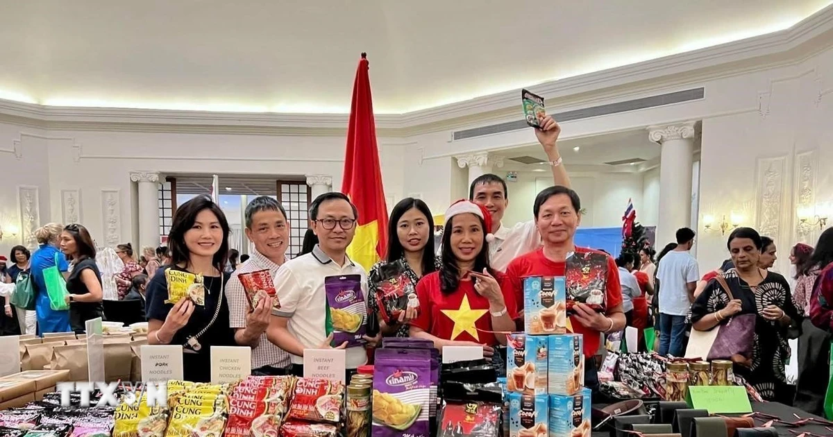 트린 티 땀 대사와 주스리랑카 베트남 대사관 관계자 및 배우자들이 부스에서 기념사진을 촬영했다. (출처: VNA)