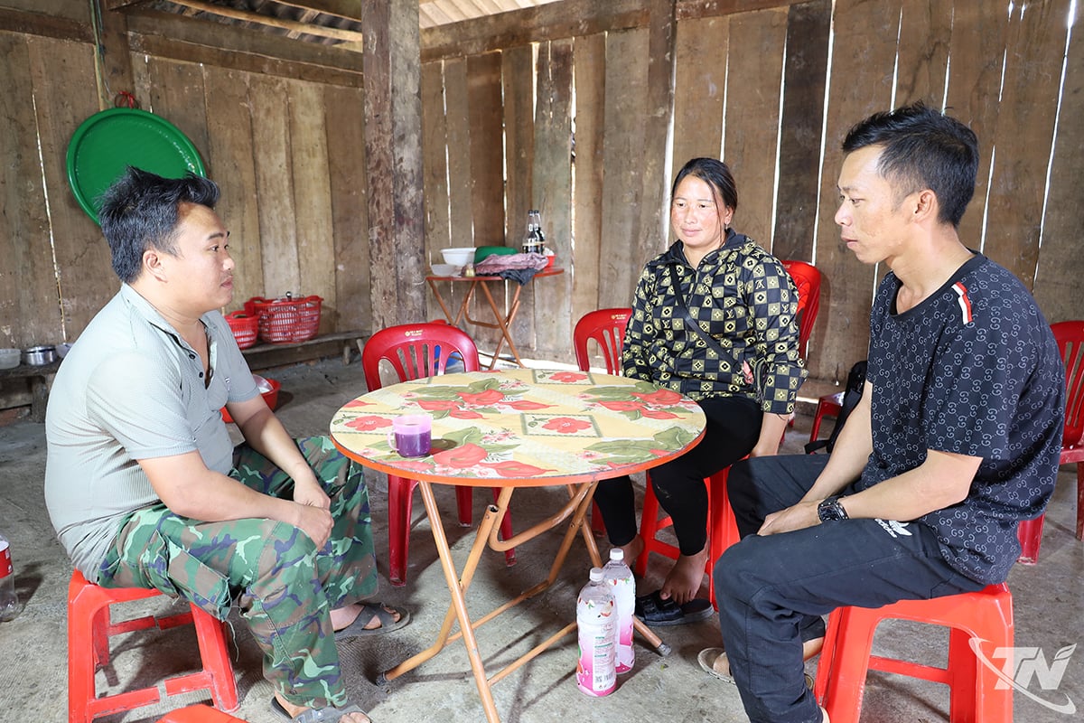 Byns överhuvud Tan Hoi kom för att sprida konsekvenserna av tidiga äktenskap och incestuösa äktenskap till byborna.