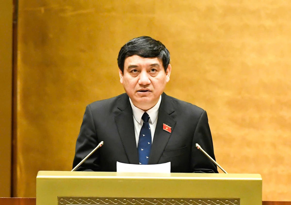 Voorzitter van de Commissie voor Cultuur en Sociale Zaken Nguyen Dac Vinh presenteert het inspectierapport. Foto: Quang Vinh.