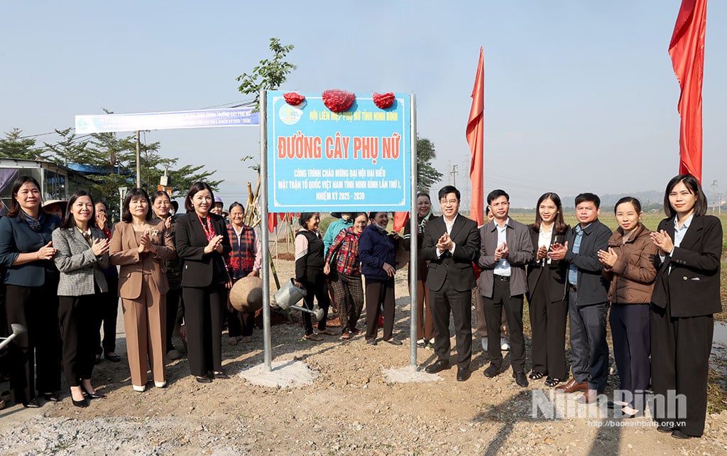 Delegații au oficiat ceremonia de amplasare a indicatorului pentru proiectul „Drumul Copacilor Femeilor”.