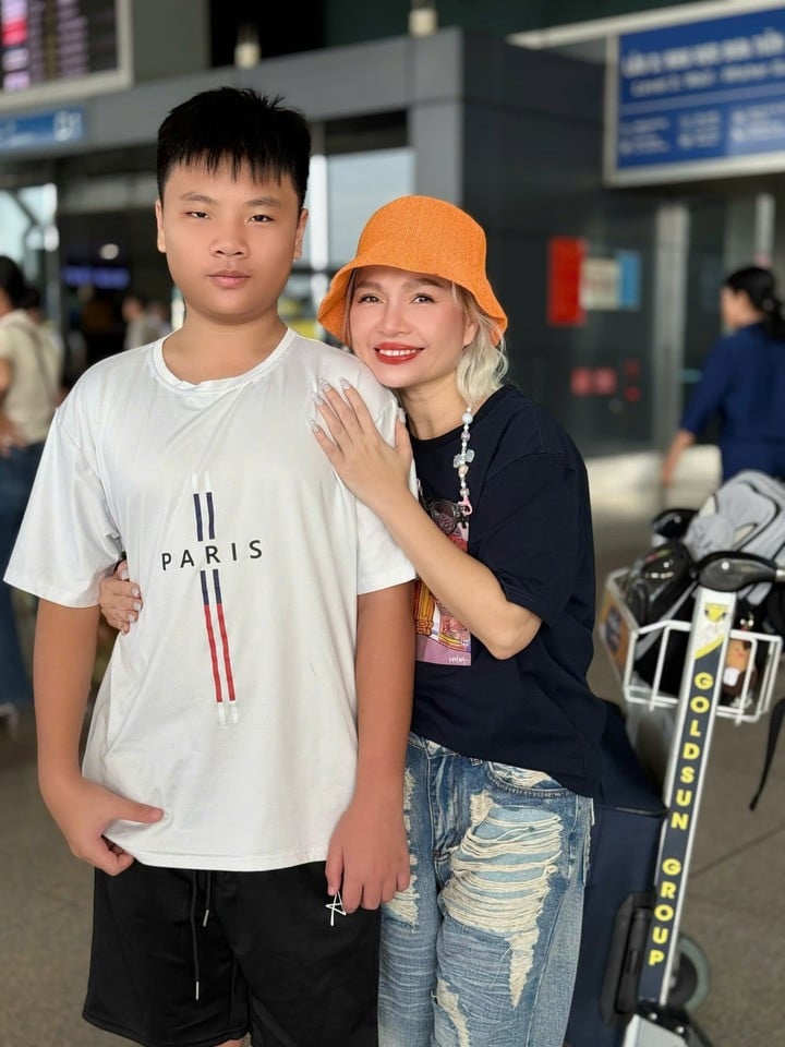 Пані Туєт Нхі та її син перед від'їздом у навчальну поїздку за кордон (Фото: NVCC)