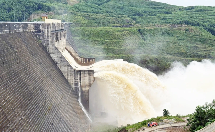 Tiêu thụ điện giảm mạnh phải ngừng 1.000MW điện than và khí, thủy điện tiếp tục xả 15.600MW - Ảnh 1.