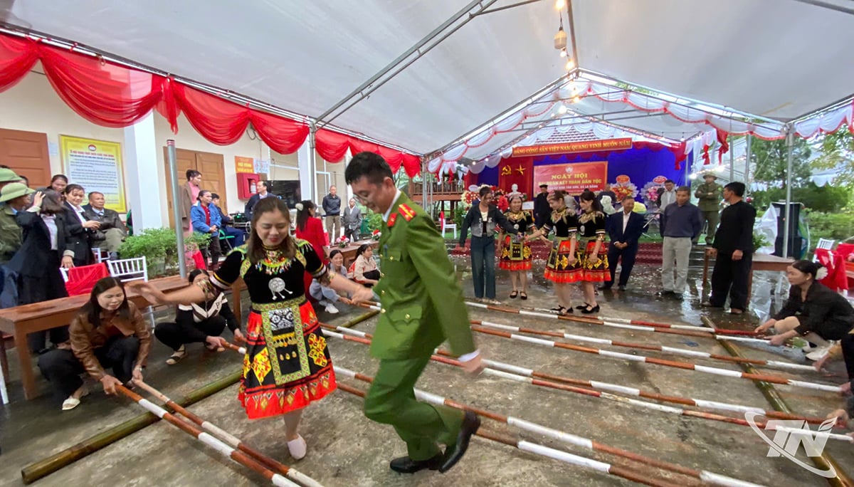 탄손 마을(라방 코뮌)의 사람들이 국가 통일의 날을 기념합니다.