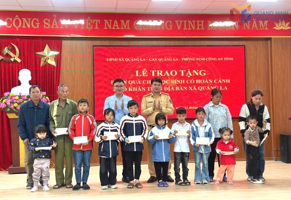 Lederne for trafikkpolitiavdelingen (provinspolitiet) ga gaver til studenter i vanskelige omstendigheter i Quang La kommune.