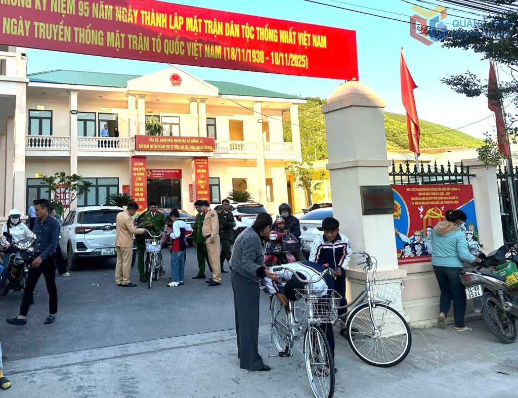 I tillegg til å gi bort sykler, instruerte ungdomsforeningsmedlemmene i trafikkpolitiavdelingen også elevene i noen trygge trafikkferdigheter.