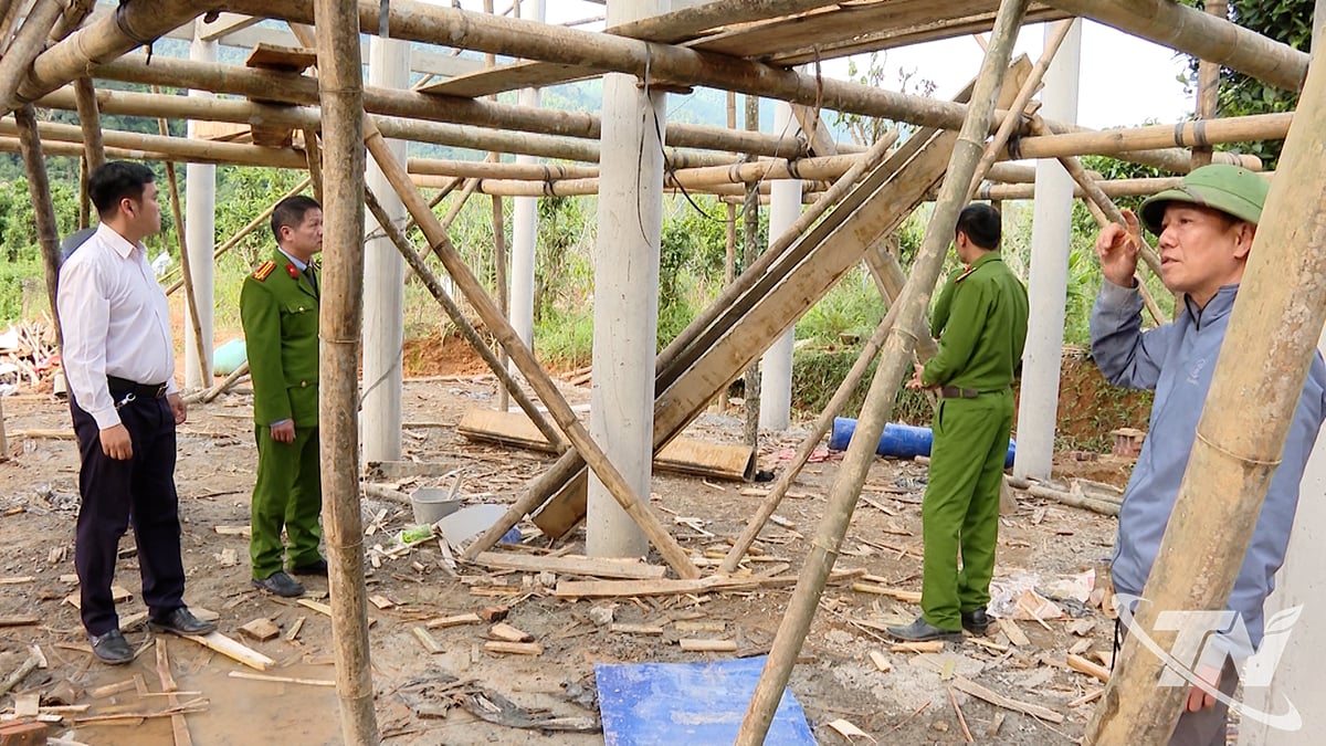 Den tvärvetenskapliga arbetsgruppen från Dong Phuc kommun inspekterade, upprättade protokoll, begärde att byggandet skulle stoppas och demonterade direkt byggnadsställningar och utrustning som användes för byggnationen.