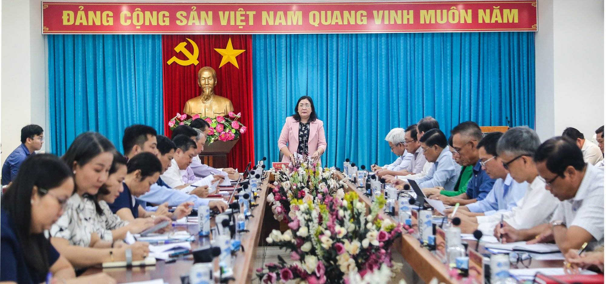 Kameraad Ho Thi Hoang Yen, vaste adjunct-secretaris van het provinciaal partijcomité, werkte samen met de krant, radio en televisie van Vinh Long.
