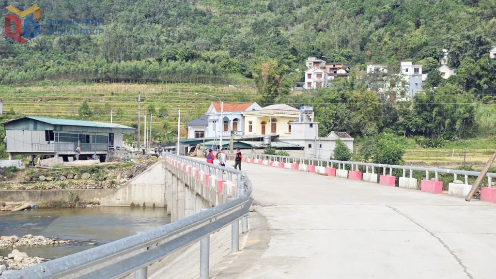 A estrada que leva à aldeia de Na Ech, na comuna de Binh Lieu, foi pavimentada com concreto para facilitar o comércio de mercadorias entre os moradores.