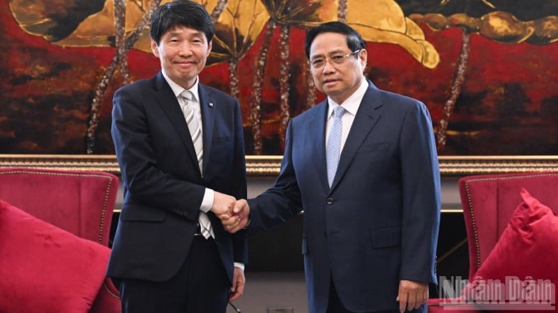 O primeiro-ministro Pham Minh Chinh e o Sr. Yamamoto Ichita, governador da província de Gunma, Japão. (Foto: TRAN HAI)