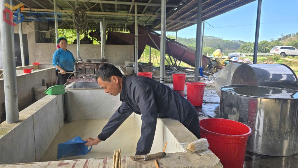 A economia familiar do Sr. Tran A Chiu, da aldeia de Na Ech, comuna de Binh Lieu, está melhorando cada vez mais graças ao comércio favorável.