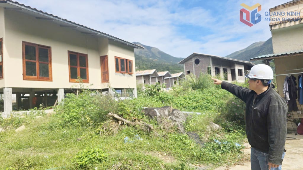Os bangalôs do resort na encosta foram praticamente concluídos.