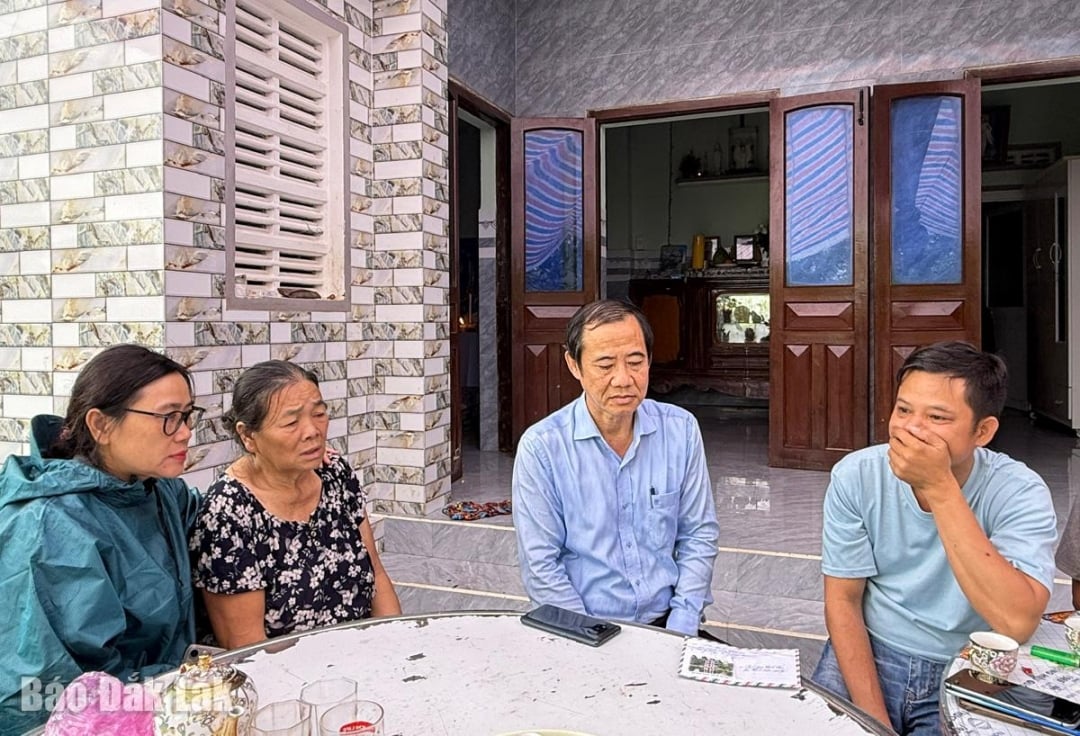 Nguyễn Thai Hoc elvtársat meghatotta Quang asszony családi helyzete, amikor meglátogatta a családot.