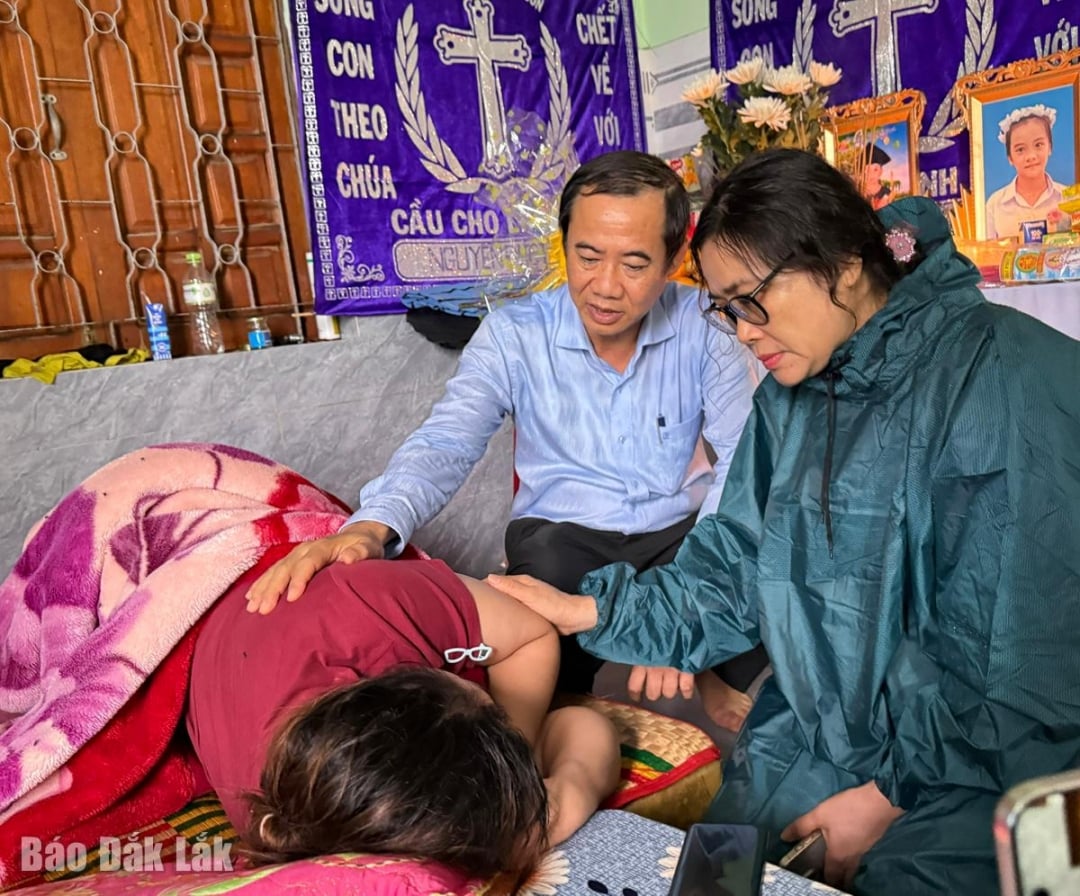 A központi és helyi vezetők arra biztatták My asszonyt, hogy próbálja meg legyőzni a fájdalmat.