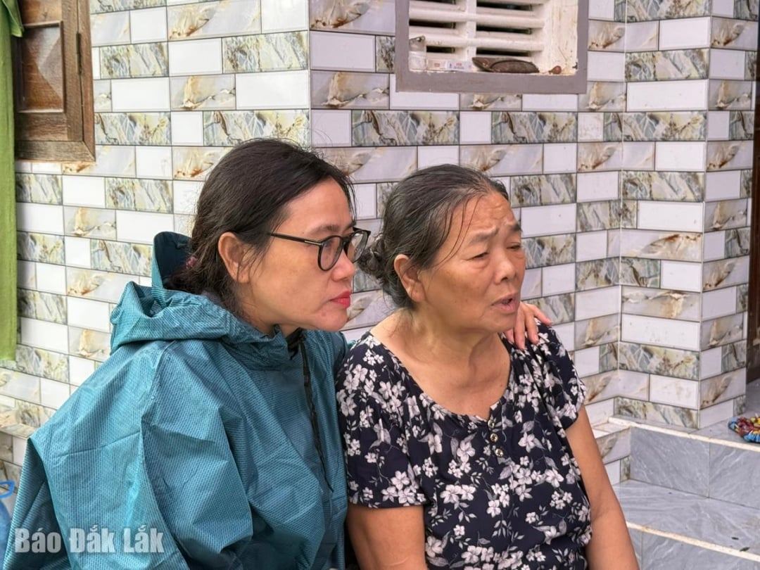 Dang Thi Hong Nga asszony, a Tuy An Dong Községi Pártbizottság titkára szintén rendszeresen látogatja Quang asszonyt és irányítja az erőket, hogy támogassák családját.