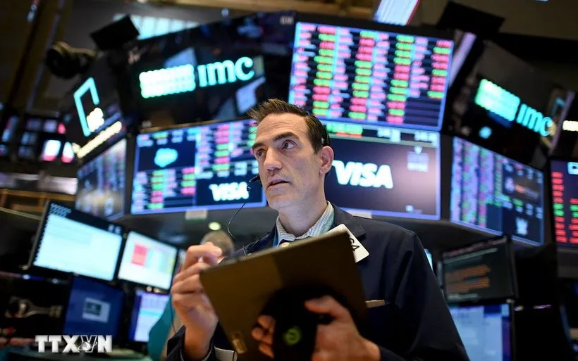 Giao dịch viên tại sàn chứng khoán New York, Mỹ. (Ảnh: AFP/TTXVN)