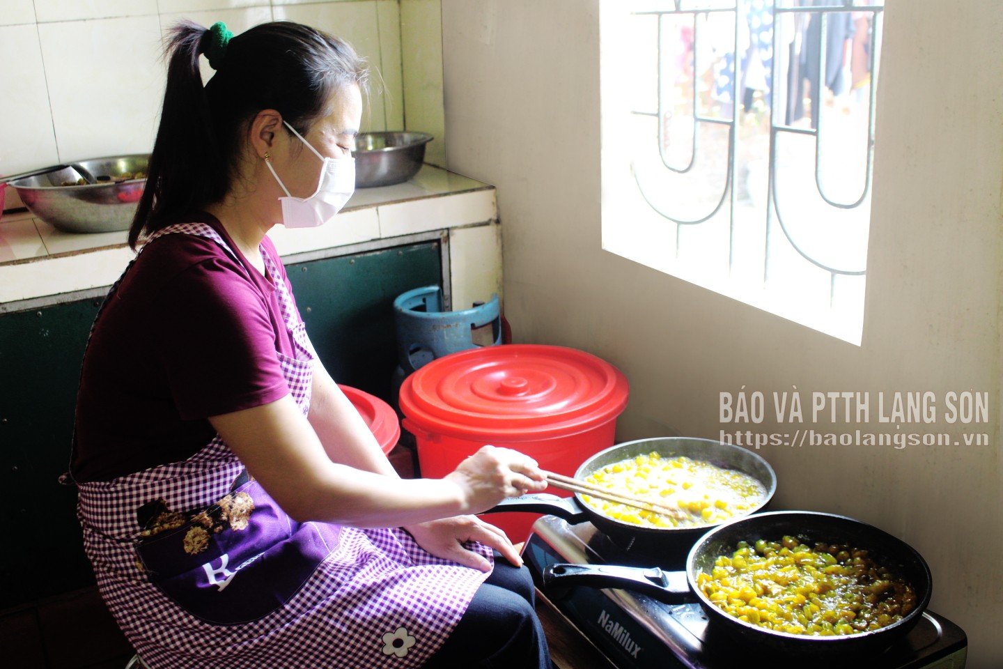 Po 8–10 hodinách namáčení, kdy se citron začne smršťovat a mírně se vrásnit na slupce, se citron postaví na sporák, kde se ručně vaří s medem, zázvorem a červeným zázvorem (horským zázvorem). I když to vyžaduje čas a úsilí, tato tradiční metoda pomáhá kandovanému ovoci zachovat si plnou chuť, standardní elasticitu a charakteristickou vůni divokého citronu. Odhaduje se, že v průměru ... kg čerstvého divokého citronu zpracuje asi 1 kg kandovaného ovoce z divokého citronu.