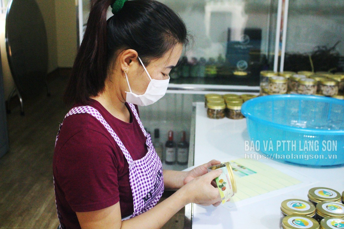 Ekologické zemědělské družstvo Mau Son si vybudovalo identitu značky, deklarovalo kvalitu produktů, zavedlo elektronické kódy sledovatelnosti a zavázalo se k přísnému dodržování norem bezpečnosti potravin pro kandované ovoce s divokým citronem. Po uvaření se kandované ovoce ochladí, zabalí do krabic, orazítkuje a zabalí, než se uvede na trh.