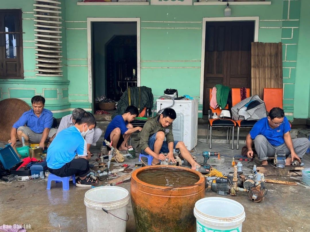 Stesen pembaikan peralatan elektrik dan perkakas MITC membantu orang ramai di kawasan banjir membaiki secara percuma