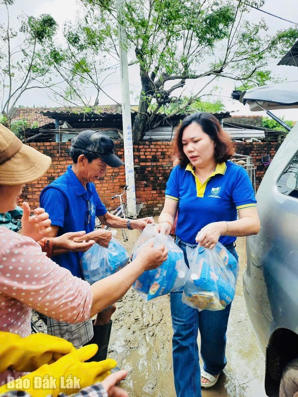 MITC Union membawa hadiah untuk menyokong mangsa banjir di komune Hoa Thinh