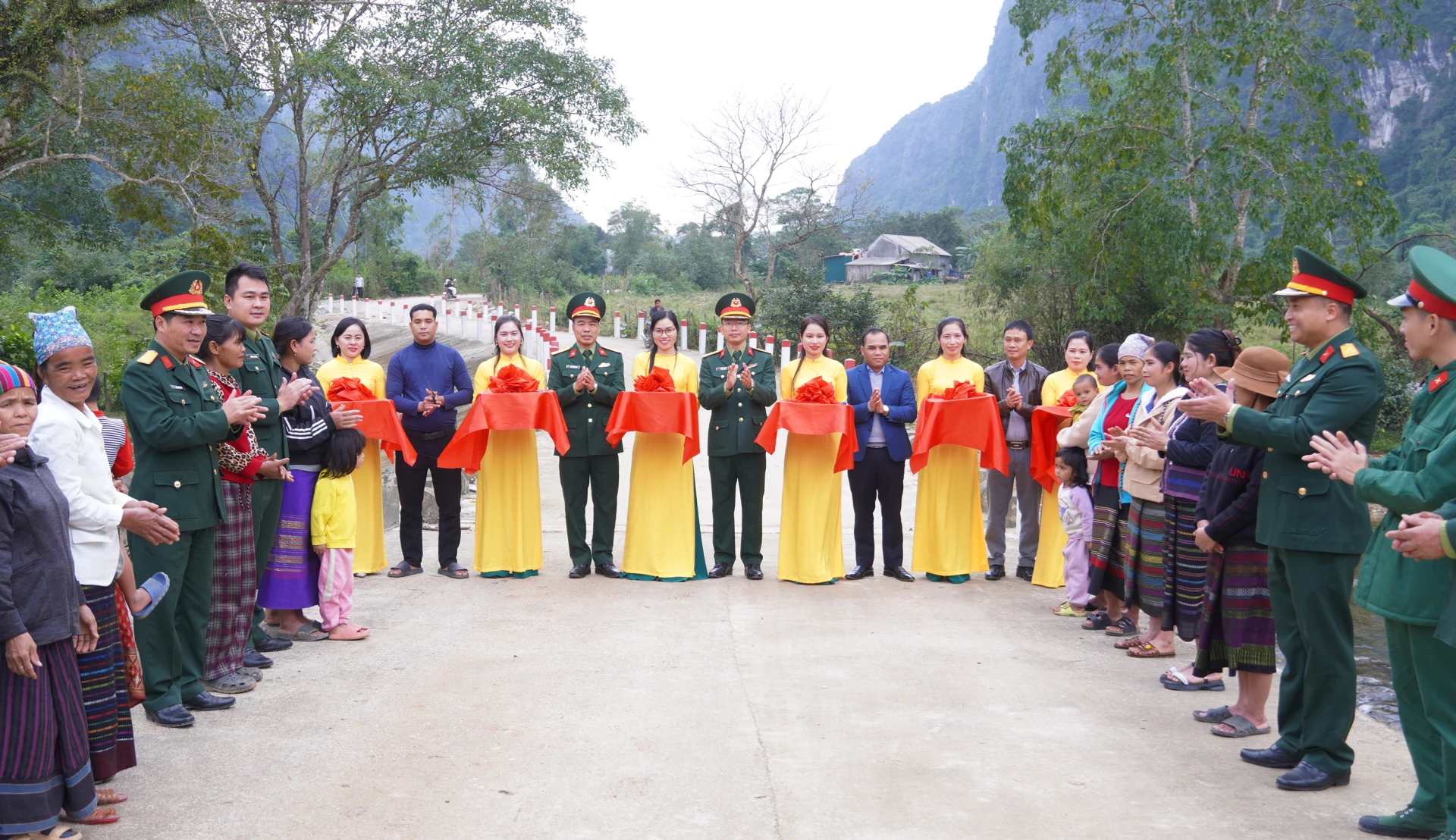 حفل قص الشريط لافتتاح مشروع جسر مفيض كيين هوب في قرية خي سونغ، باستثمار إجمالي يزيد عن 4 مليارات دونج - الصورة: ن.ح