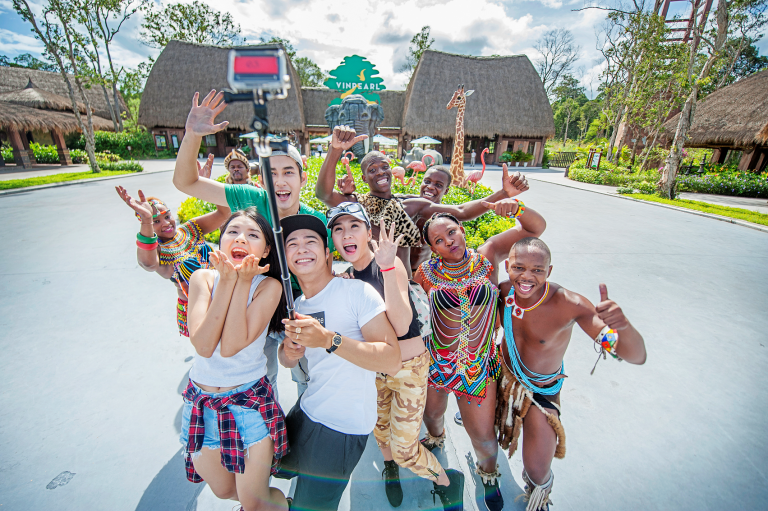 ផ្ទះក្បូនសាមញ្ញ និងស្ពានឈើនៅភូមិនេសាទ Rach Vem, Phu Quoc។