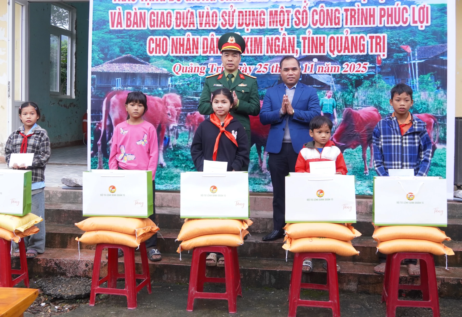 الصورة: مجموعة الدفاع الاقتصادي 79 تقدم أموالًا وهدايا للطلاب الذين يدرسون في مدرسة كيم ثوي الابتدائية والثانوية الداخلية رقم 2 - الصورة: N.H