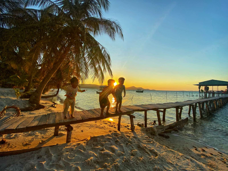 ភ្ញៀវ​ទេសចរ​ទទួល​បាន​បទពិសោធន៍​ចិញ្ចឹម​សត្វ​កកេរ​នៅ Vinpearl Safari Phu Quoc។