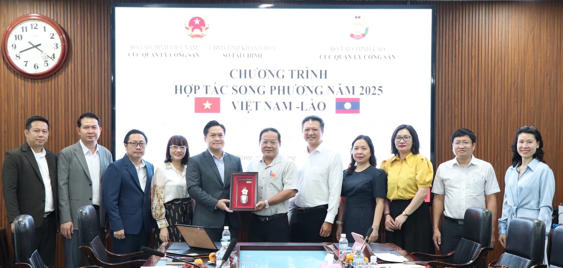 משלחת משרד האוצר של לאוס העניקה מזכרות לנציגי משרד האוצר.