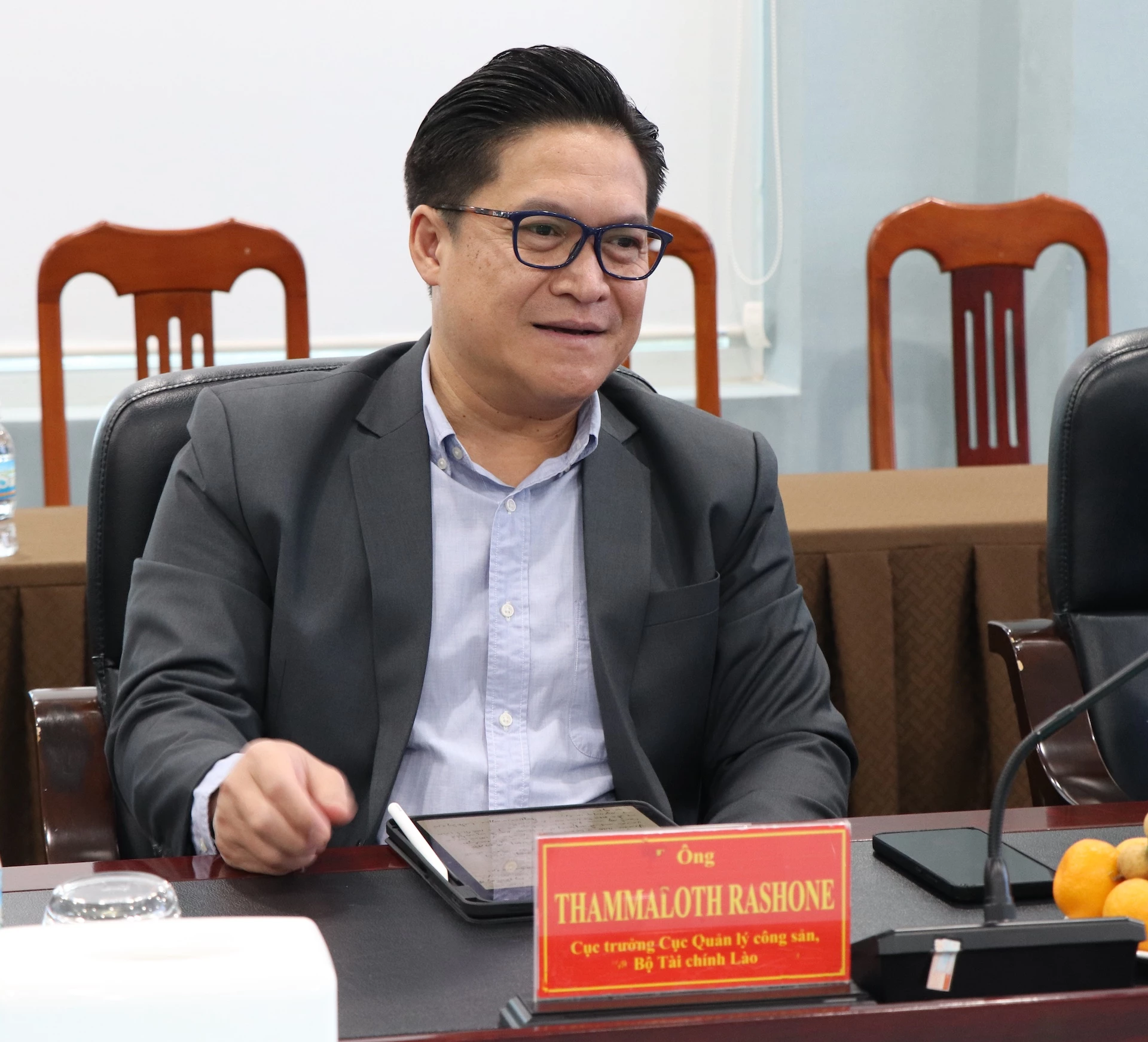 מר ת'מאלוט ראשון - מנהל המחלקה לניהול נכסים ציבוריים, משרד האוצר של לאוס, כראש משלחת משרד האוצר של לאוס, דן בישיבת העבודה.