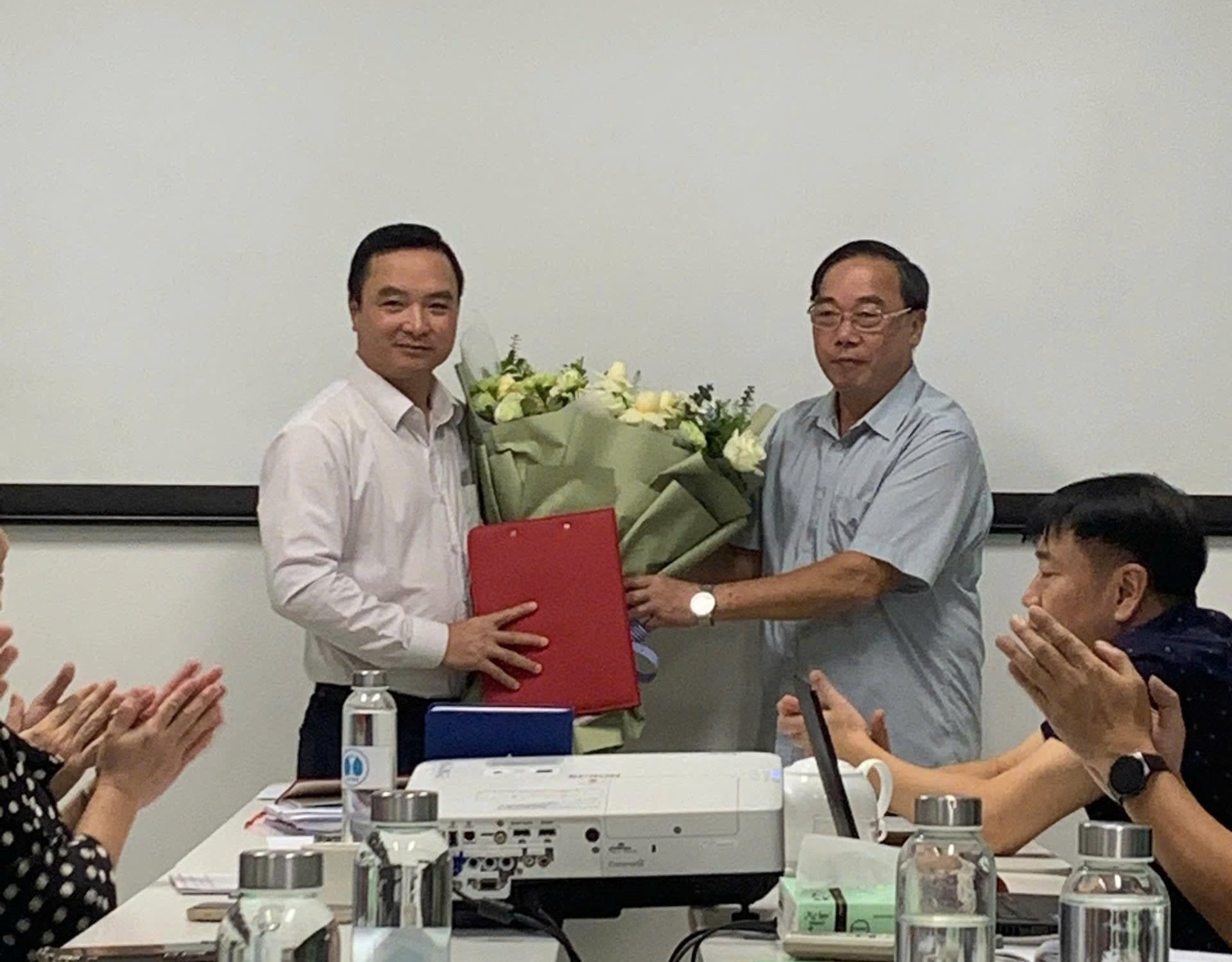 Lãnh đạo Cục trao hoa và quyết định bổ nhiệm cho ông Phạm Văn Tiệp. Ảnh: Phương Linh.