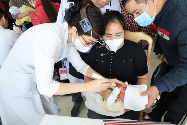 ניתוח חינם למאות ילדים עם מוגבלויות בפו טו - תמונה 4. Phẫu thuật miễn phí cho hàng trăm trẻ khuyết tật ở Phú Thọ- Ảnh 4.