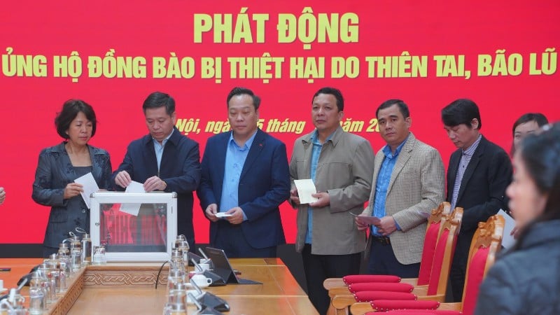 Kollektivet av kadrer, embetsmenn og ansatte i partikomiteene i de sentrale partiorganene deltok i å støtte landsmenn rammet av naturkatastrofer.