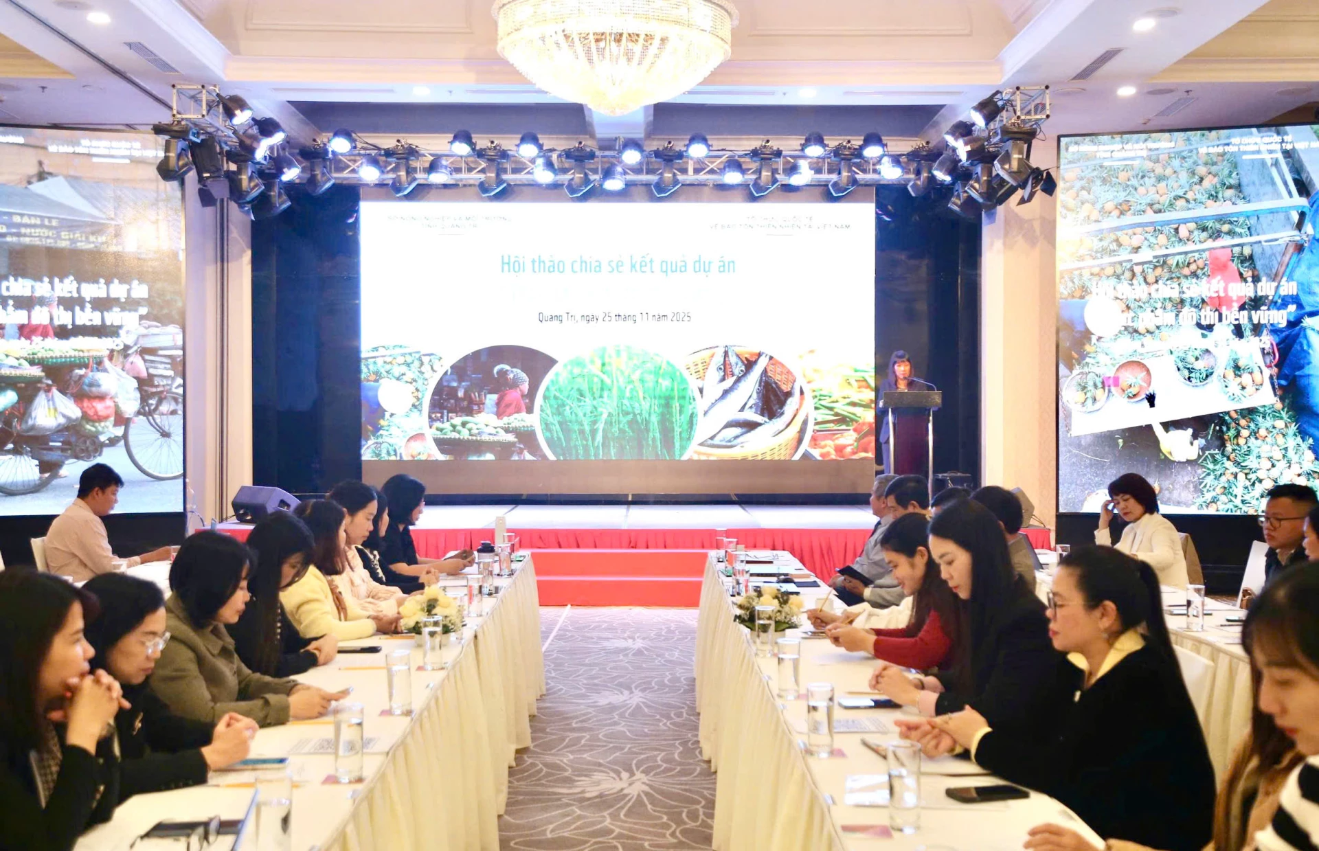 Scenă de conferință - Foto: M.D.