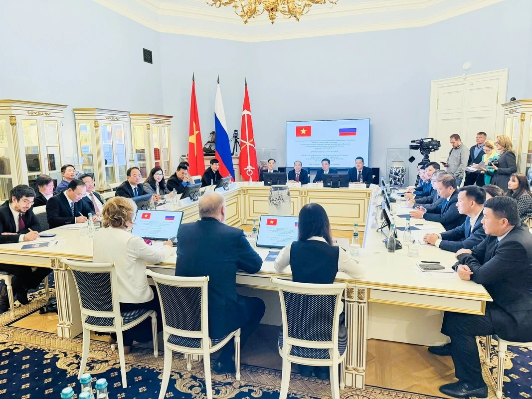 Secretarul provincial al partidului, Nguyen Doan Anh, lucrează cu Consiliul Legislativ din Sankt Petersburg, Federația Rusă