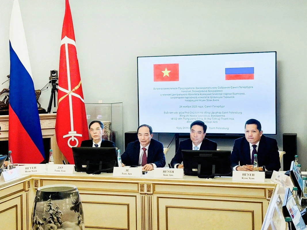 Secretarul provincial al partidului, Nguyen Doan Anh, lucrează cu Consiliul Legislativ din Sankt Petersburg, Federația Rusă