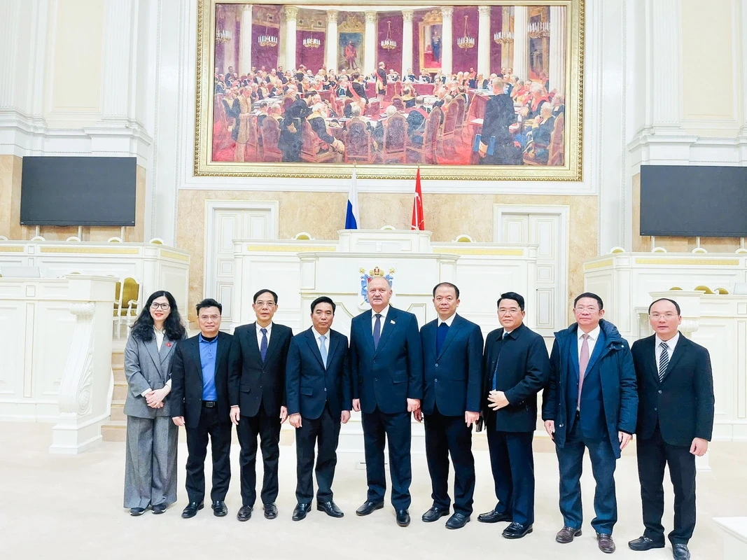Secretarul provincial al partidului, Nguyen Doan Anh, lucrează cu Consiliul Legislativ din Sankt Petersburg, Federația Rusă