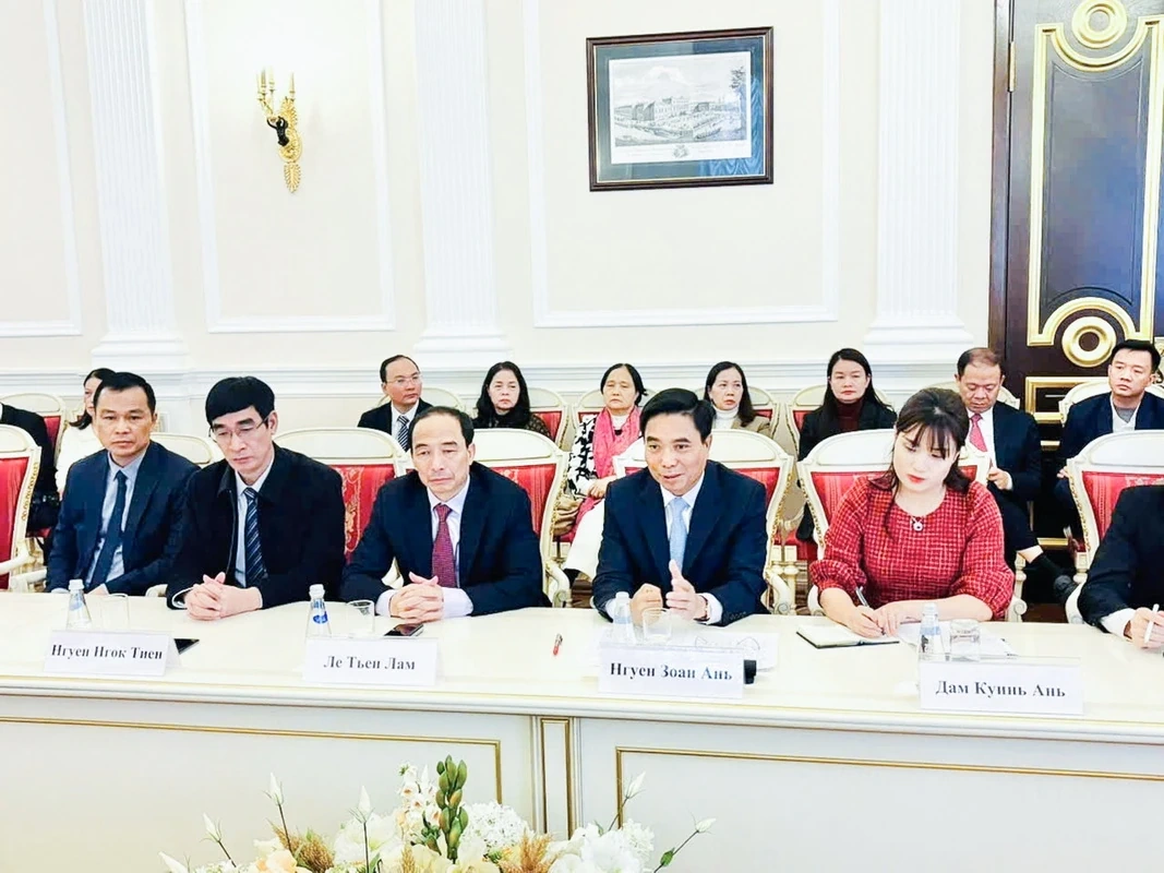 Secretarul provincial al partidului, Nguyen Doan Anh, lucrează cu Consiliul Legislativ din Sankt Petersburg, Federația Rusă