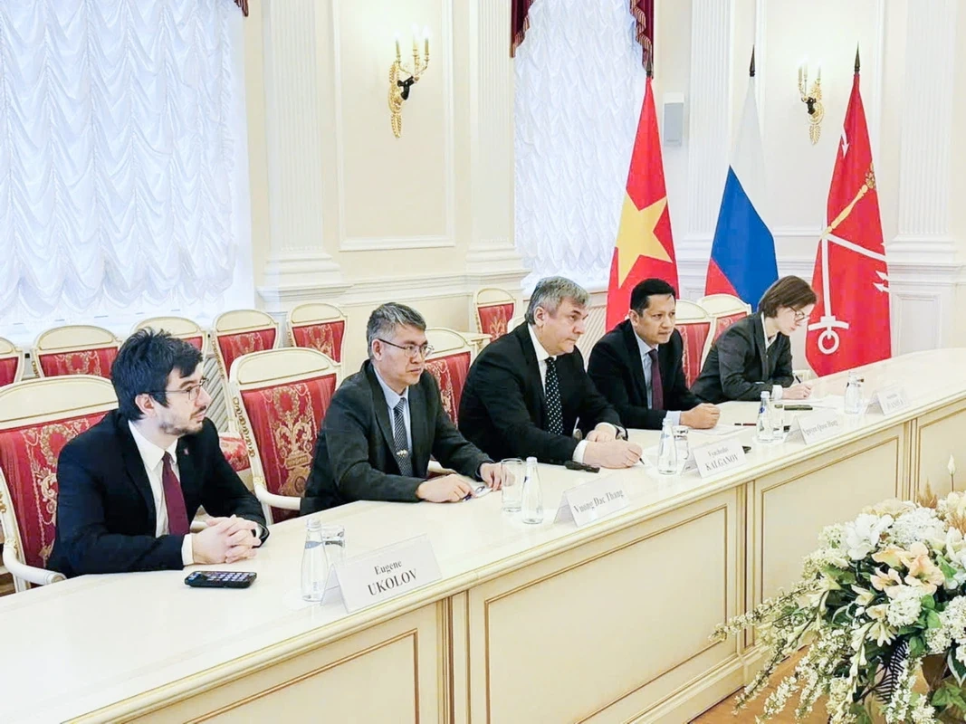 Secretarul provincial al partidului, Nguyen Doan Anh, lucrează cu Consiliul Legislativ din Sankt Petersburg, Federația Rusă