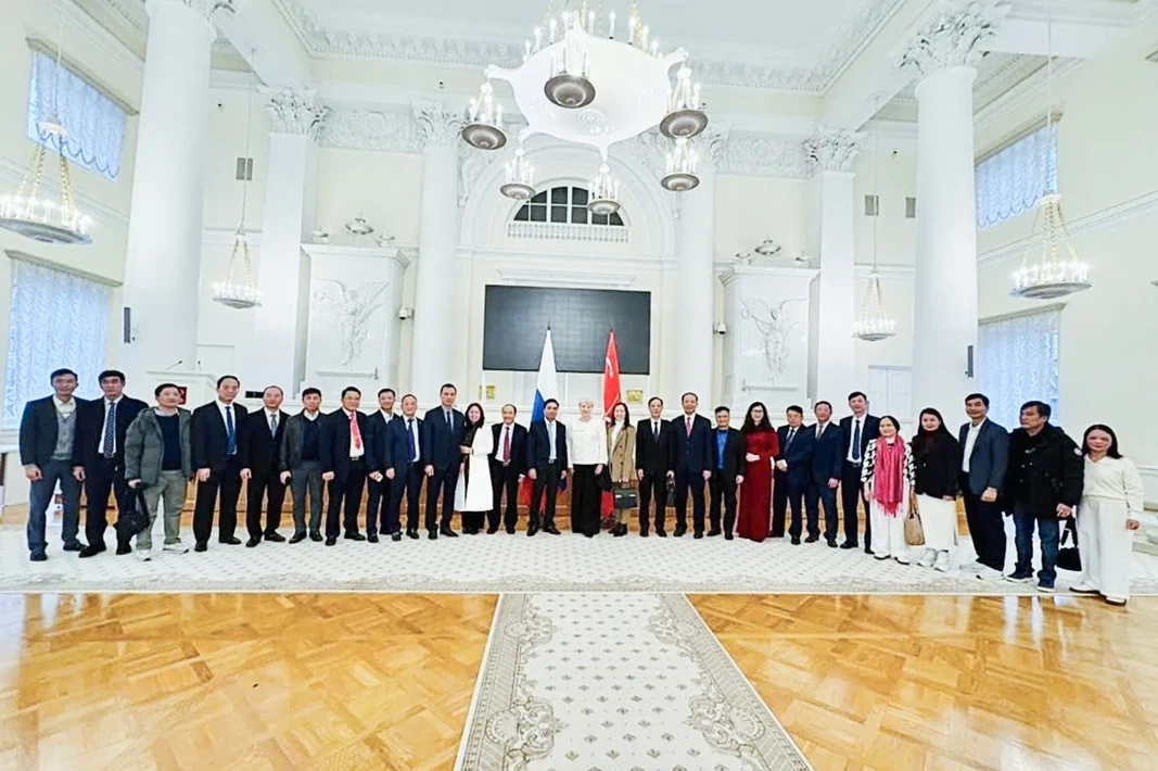 Secretarul provincial al partidului, Nguyen Doan Anh, lucrează cu Consiliul Legislativ din Sankt Petersburg, Federația Rusă