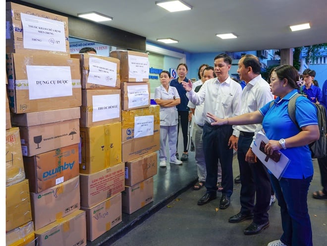 Hampir 100 doktor dari Ho Chi Minh City membawa 2,500 beg ubat dan peralatan perubatan untuk menyokong Dak Lak - Foto 1. Gần 100 bác sĩ TPHCM mang theo 2.500 túi thuốc và các thiết bị y tế chi viện cho Đắk Lắk- Ảnh 1.