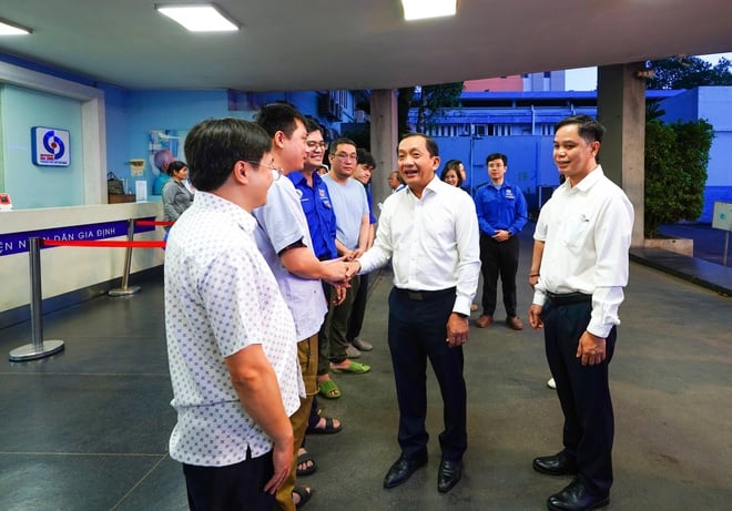 Hampir 100 doktor dari Ho Chi Minh City membawa 2,500 beg ubat dan peralatan perubatan untuk menyokong Dak Lak - Foto 2. Gần 100 bác sĩ TPHCM mang theo 2.500 túi thuốc và các thiết bị y tế chi viện cho Đắk Lắk- Ảnh 2.